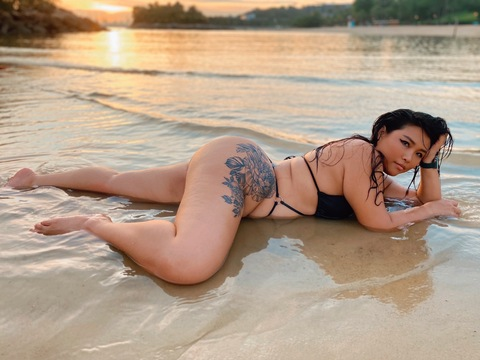 Header of curvasian_queen