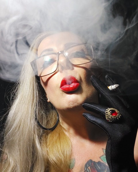 Header of lady.smoker.queen