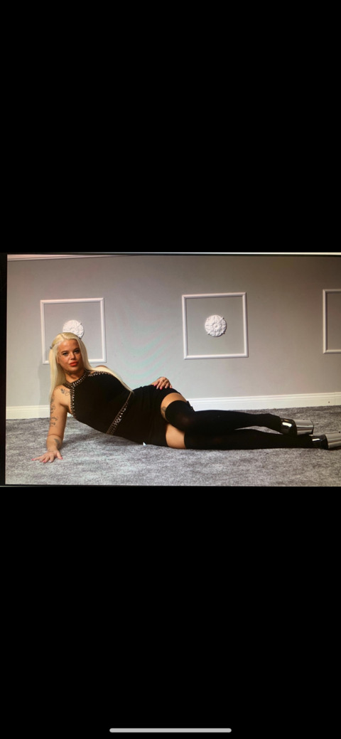 laura_reeperbahn onlyfans leaked picture 1