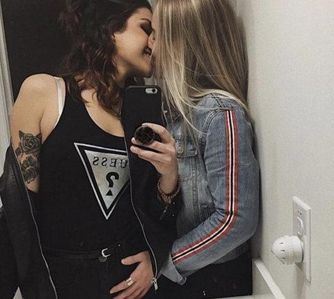 Header of lesbian_couple21